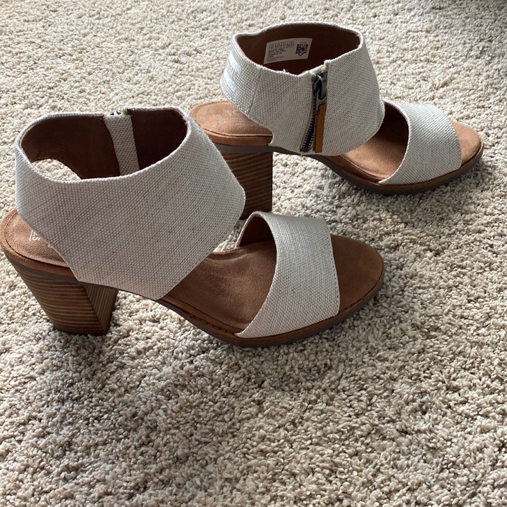 Brand new! Fits more like an 8 than 8.5